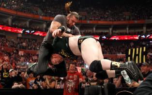 Le choc des rois lors du Raw du 28/02/2011 Triple H attaque Sheamus