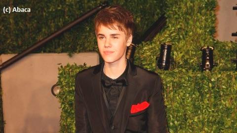 Justin Bieber ... Il offre des roses à ses fans lors d'une émission (VIDEO)