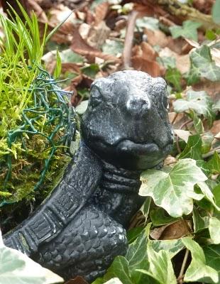 Une tortue gratte- pieds, &nbsp;dont la carapace en coco ...