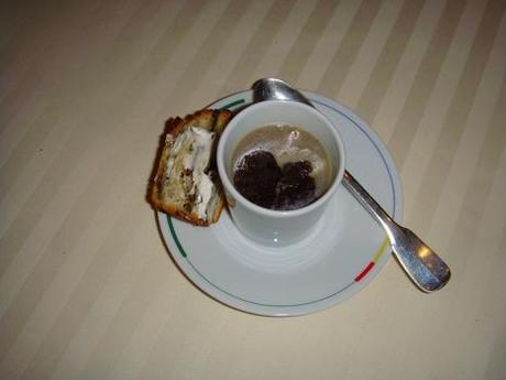 20110211 Guy Savoy 09 soupe artichaut truffe noire brioche feuilletee champignons%20et%20truffes Diner danthologie dans la salle à manger de Guy Savoy (ChrisoScope)