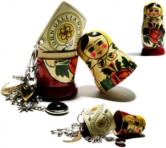 Galliano pue de la bouche. Et du cerveau.