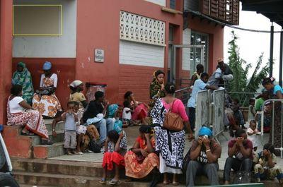 Exemple d'une file d'attente à Mayotte (c) EMMANUEL TUSEVO–DIASAMVU