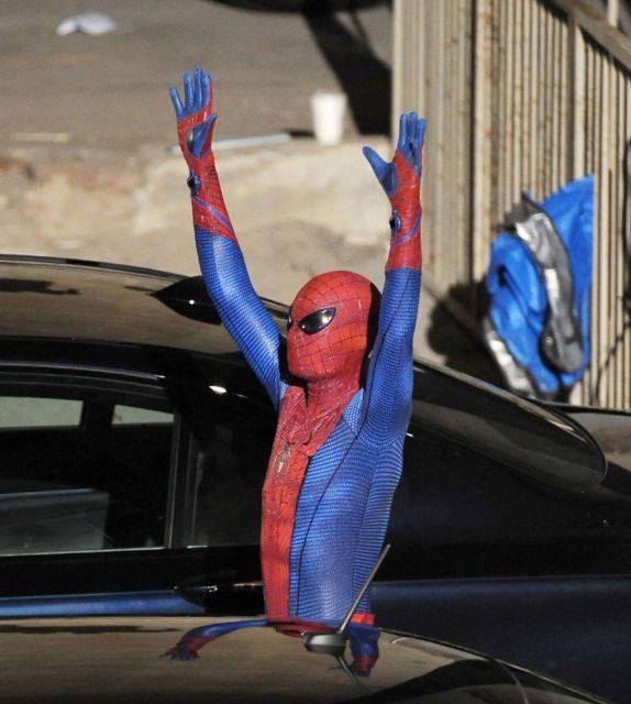 spiderman_costume_hands_up