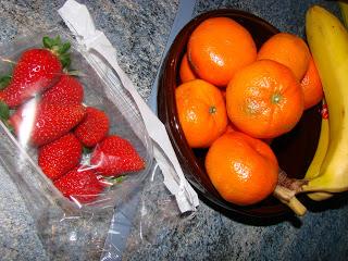 Recette improvisée de jus de fruits : clémentines, banane et fraises
