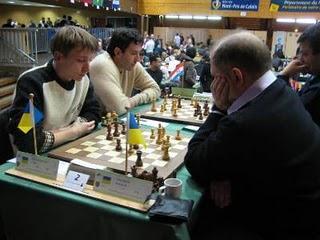 les Ukrainiens Yuriy Kryvoruchko (2520) et  Aleksandr Shneider (2518), et le leader Alojzije Jankovic (2564) © Chess & Strategy