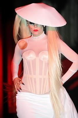 - Lady Gaga guest star du défilé Thierry Mugler hier à Paris