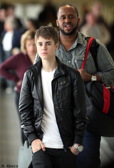 PHOTOS ... Justin Bieber vient d'arriver à Londres sans Selena Gomez ... pour le début de sa Tournée Mondiale