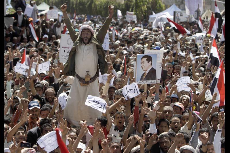 Des militants anti-gouvernementaux manifestent devant l’université de Sanaa, au Yémen, mardi 1er mars. Plusieurs milliers de personnes sont descendues dans les rues, afin de protester contre le président Ali Abdullah Saleh, au pouvoir depuis la réunification du pays en 1990.