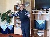 grand-père déchaîné danse l'électro