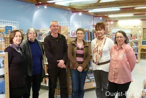 En présence d'Anne-Marie Golse (2e à partir de la gauche), Lauriane Thual-Tarin (à droite) et son équipe ont présenté le site internet de la bibliothèque municipale