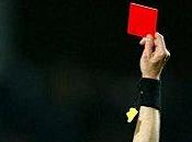 arbitre distribue cartes rouges match