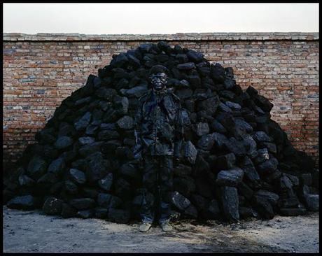 Liu Bolin Pile of Coal Lartiste invisible exposé à Paris : Liu Bolin.
