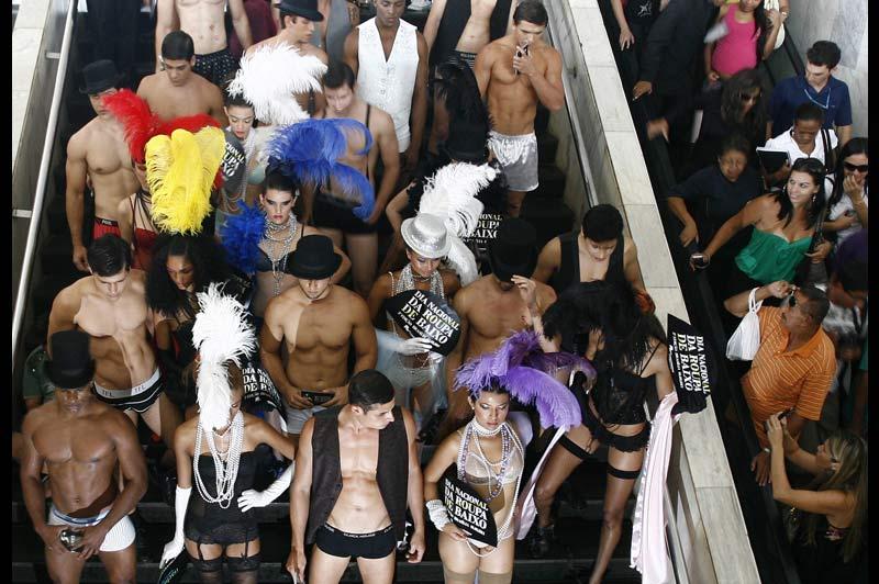 Alors que le carnaval de Rio approche, ces mannequins en petites tenues célèbrent, mardi 1er mars, la 5e édition de la journée nationale du sous-vêtement, au Brésil.