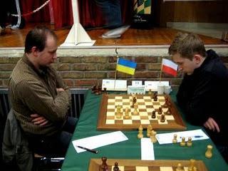 Echecs à Cappelle : l'Ukrainien Sharapov face à Grzegorz Gajewski ronde 2 © Chess & Strategy