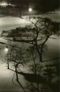 KERTESZ Washington square la nuit 1954