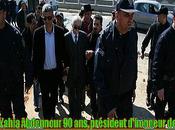ALGERIE contre-manifestants, composés policiers militants partis pouvoir truands, harcèlent bloquent opposants avant qu'ils manifestent mars