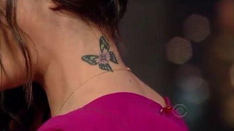 Vanessa Hudgens ... Elle exhibe fièrement son tatouage pour David Letterman (vidéo)