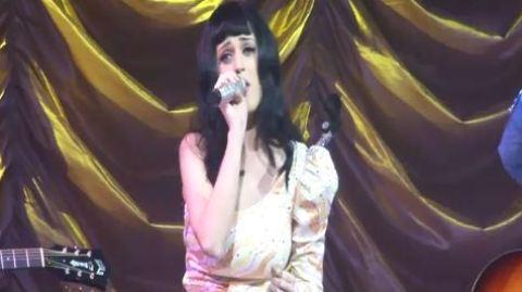 Katy Perry ... sa reprise acoustique de Born This Way de Lady Gaga sur scène à Paris