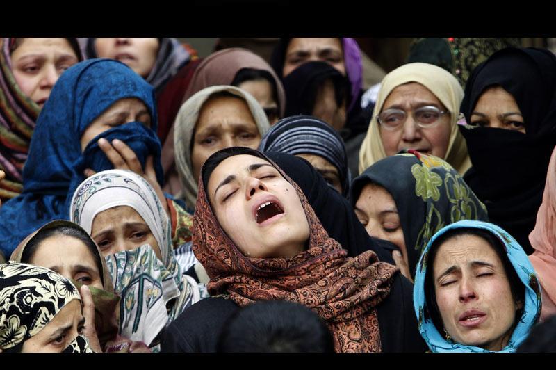 Les obsèques de Showkat Ali Khan ont eu lieu à Srinagar, au Cachemire, un État du nord de l’Inde. Victime lundi d’une attaque à la grenade lancée contre une patrouille de police, il est décédé le lendemain matin des suites de ses blessures. Au total, l’attaque aurait sérieusement blessé deux policiers ainsi que deux civils. 