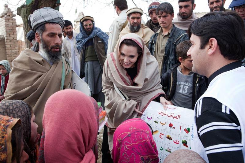 Angelina Jolie, ambassadrice de l’Agence des Nations unies pour les réfugiés, a présenté, mardi 1er mars, du matériel à un professeur et à ses élèves, dans le village afghan de Qala Gudar, près de Kaboul. 
