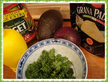 Avocats gratinés au parmesan et oignon rouge