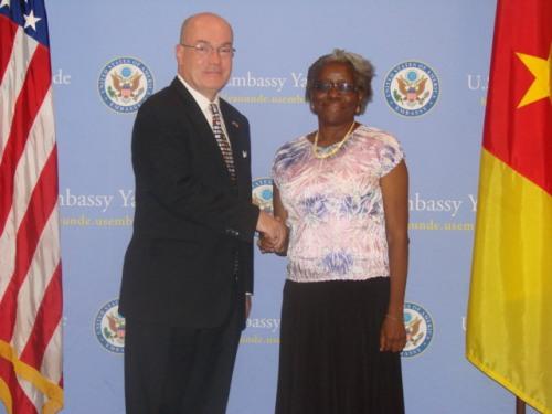 Henriette Ekwe lauréate du Prix  du courage féminin du Secrétaire d’Etat américain Hillary Clinton