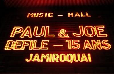 Jamiroquai illumine le défilé anniversaire des 15 ans de Paul & Joe !