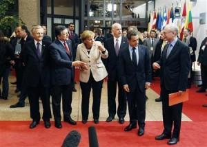 De gauche à  droite : le président de la Banque centrale européenne (BCE), Jean-Claude Trichet, le président de la Commission européenne, Jose Manuel Barroso, la chancelière allemande Angela Merkel, le Premier ministre grec George Papandréou, le président du Conseil européen Herman Van Rompuy et le président français Nicolas Sarkozy