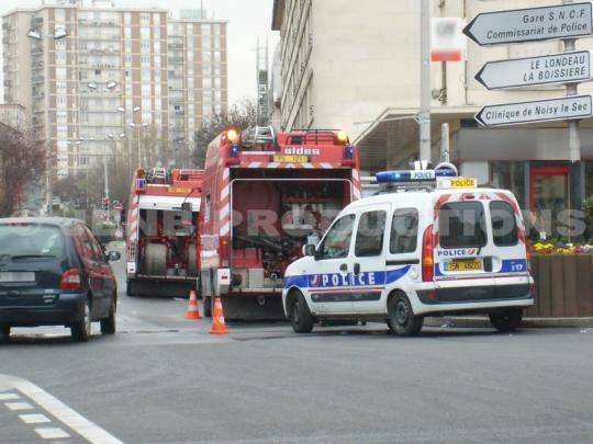 Un engin de chantier perce une canalisation de gaz