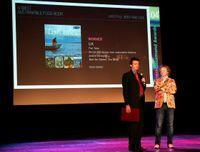 Les gagnants Bart van Olphen (dr.) et Tom Kime sur scène pour recevoir le 1er Prix du Livre Culinaire Durable