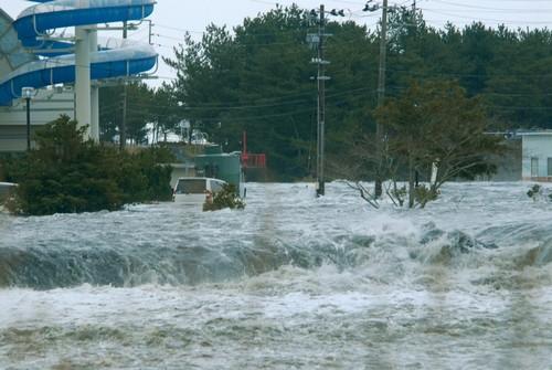 Les vagues du tsunami dans les rues de Iwaki