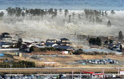 Après le séisme, les vagues du tsunami arrivent à Natori