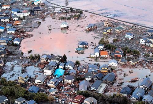 Maisons détruites par les vagues du tsunami près d'Iwaki