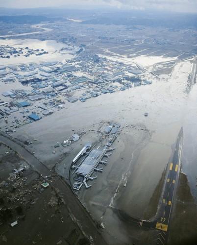L'aéroport de Sendai et les pistes d'atterrissage recouvertes d'eau