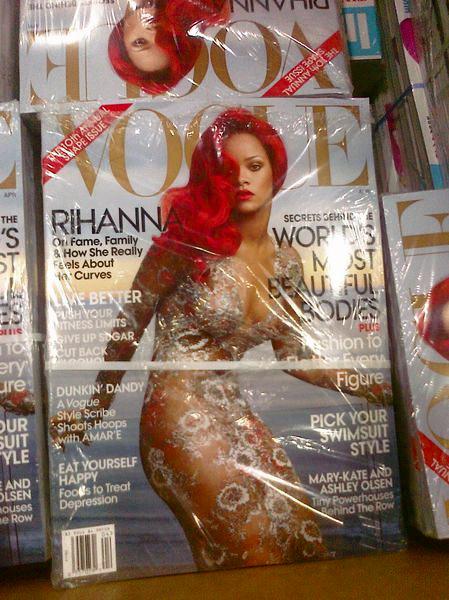 - Rihanna pose en Chanel sur la couverture du Vogue américain du mois d'Avril :