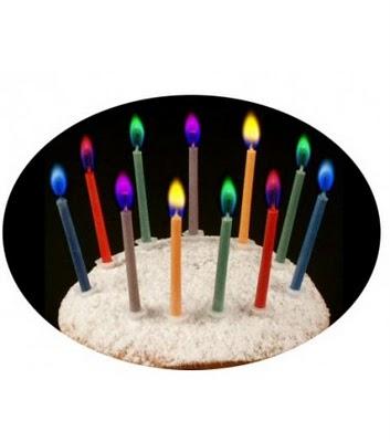 Une bougie avec une flamme de couleur