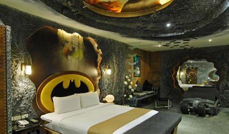 batman hotel 01 Une chambre dhôtel aux couleurs de Batman