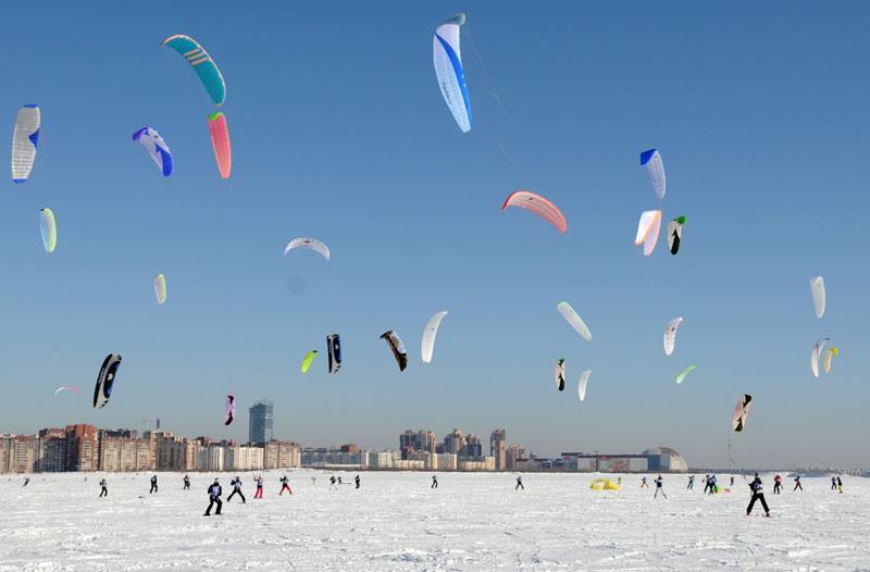Mercredi 9 mars, à Saint-Pétersbourg, sur la côte du golfe de Finlande transformée l’hiver en patinoire géante, des sportifs aventureux, adeptes de sensations fortes, s'adonnent au kite-surf, qui consiste à être traîné en surf par un cerf-volant.
