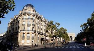 L'avenue Marceau à Paris, à proximité de l'Arc de triomphe, dans un quartier devenu symbole d'une capitale aux demeures inhabitées