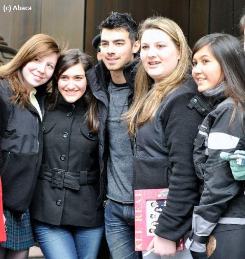 Joe Jonas ... Adorable avec ses fans (photos)