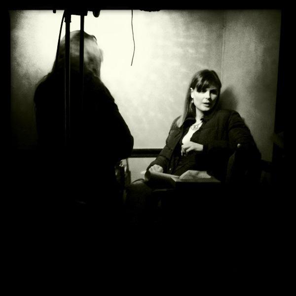 Emily Deschanel prise en photo par Dan Sackheim sur le tournage
