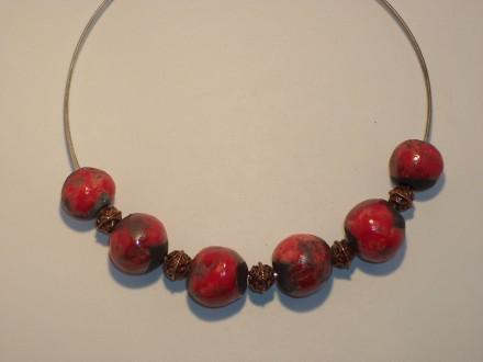 Collier de perle rouge en faïence émaillé Raku et perle fantaisie en métal