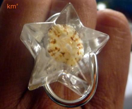 Bague ’étoile’ en résine epoxy transparente et fil alu, inclusion de ’chapeau chinois’