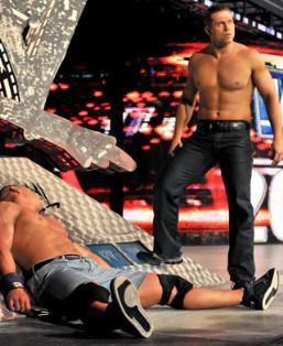 LeChampion de la WWE grimé en The Rock violente John Cena