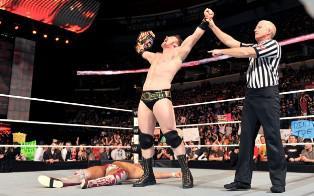 Daniel Bryan se fait mettre KO par le Guerrier Celte