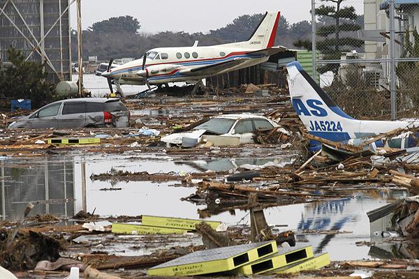 Sendai l'aéroport après le séisme et le tsunami dévastateurs.
