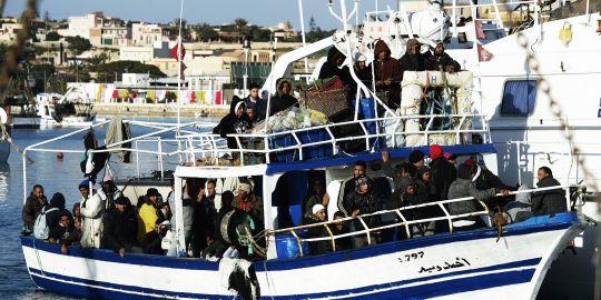 L'un des bateaux chargés d'émigrés tunisiens à son arrivée sur l'île de Lampedusa (Italie), le 13 février.