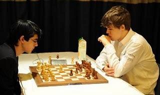 Echecs à Monaco : Magnus Carlsen avec les Noirs a battu Anish Giri ronde 4