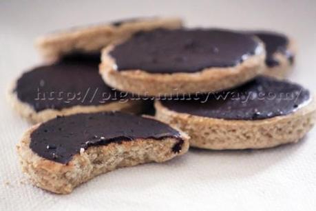 Biscuits sablés nappés de chocolat noir