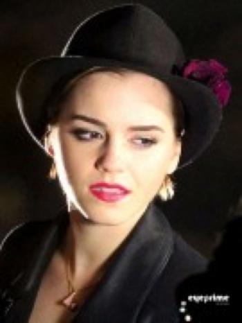 Emma Watson chapeautée pour Lancôme